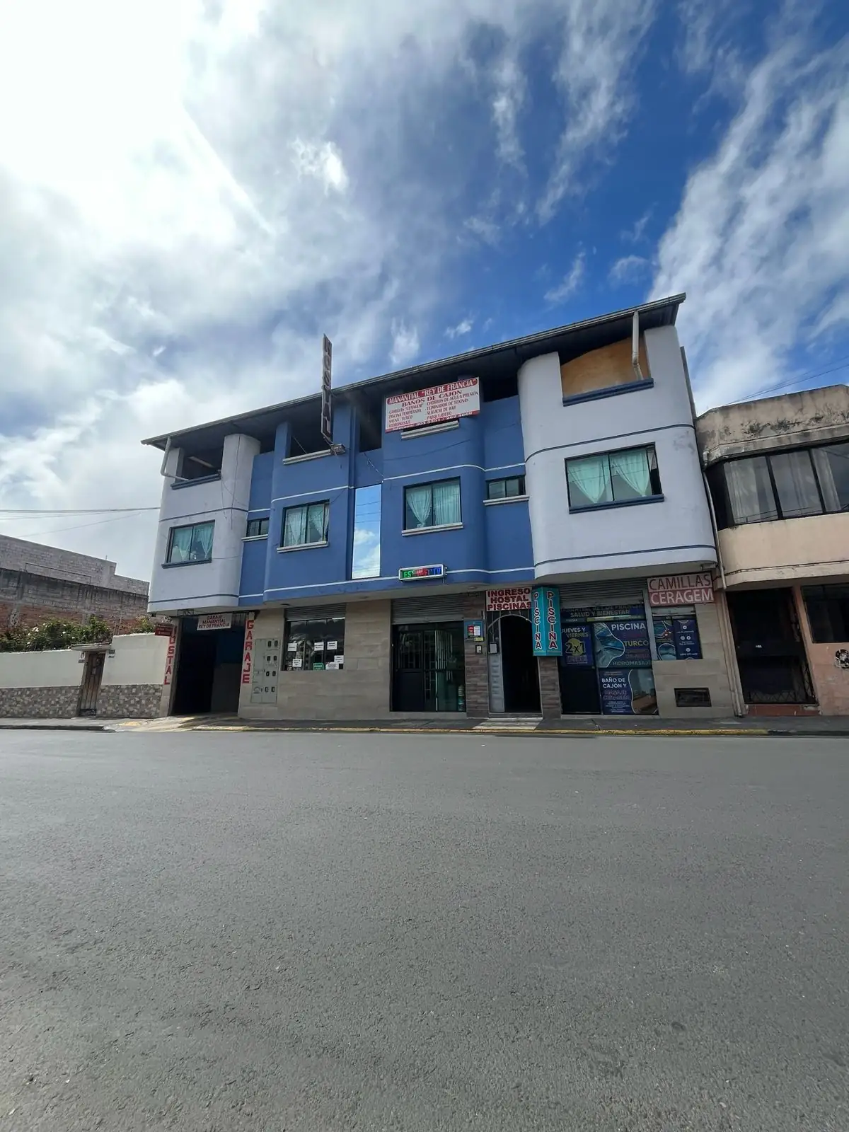 Fachada principal y acceso en Chillogallo Quito